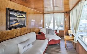 Quaint And Pet-Friendly Cabin On Shawano Lake!